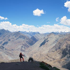 Wanderer in Ladakh mit Blick auf den Himalaya