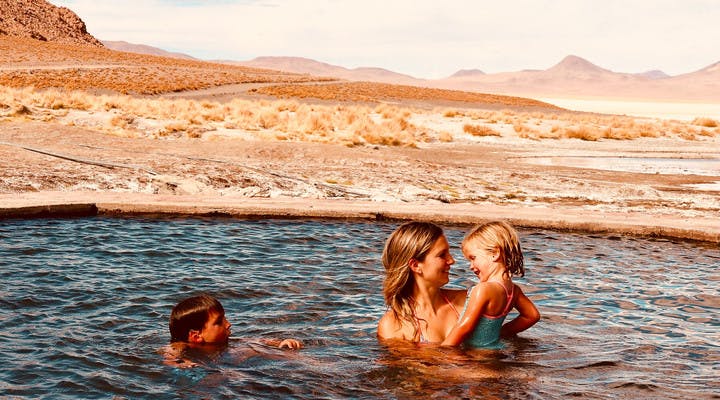 Baño en familia en pleno corazón del altiplano boliviano