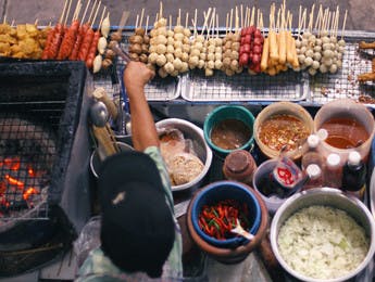 Stand de brochettes d'un restaurant de rue en Thaïlande
