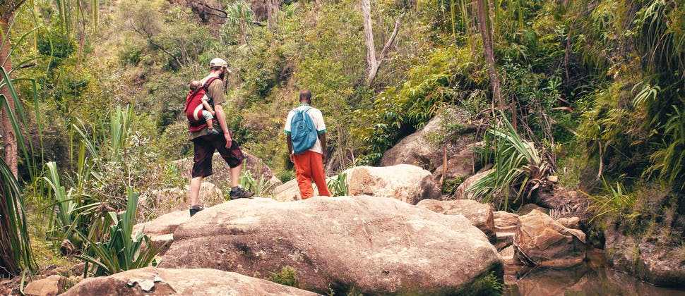 En randonnée dans la jungle avec un enfant