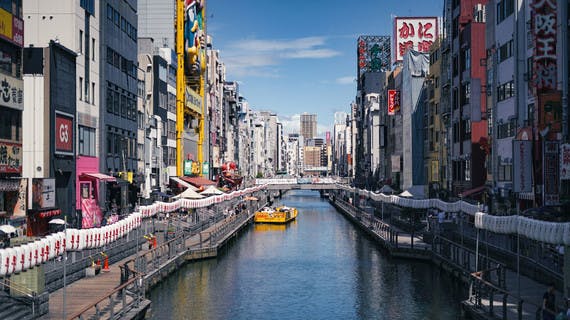 Vue sur le quartier de Dontombori traversé par le canal