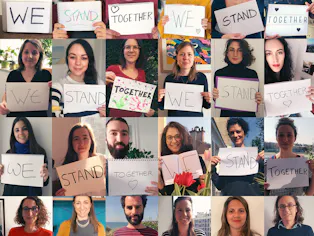 Evaneossiens portant des pancartes sur lesquelles sont inscits les mots "We Stand Together"