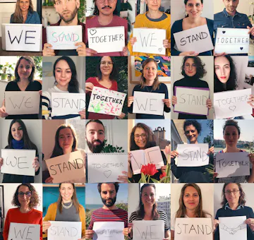 Evaneossiens portant des pancartes sur lesquelles sont inscits les mots "We Stand Together"