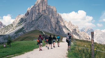 Groupe de randonneurs marchant sur une piste dans les Dolomites