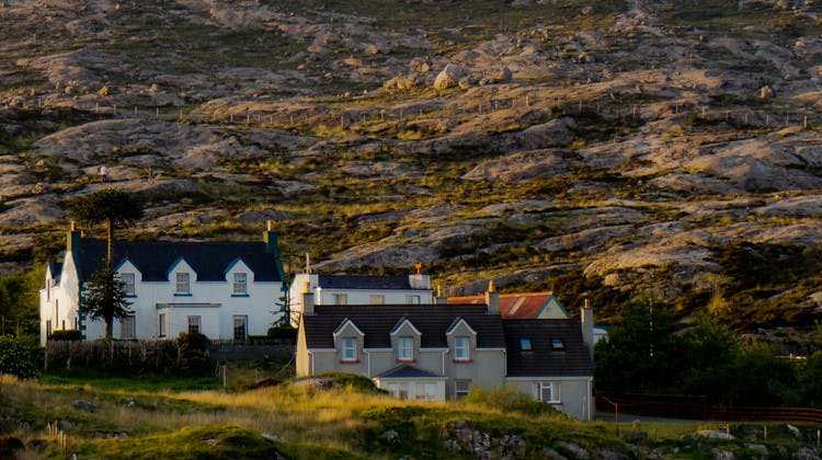 Haus inmitten der Landschaft Irlands
