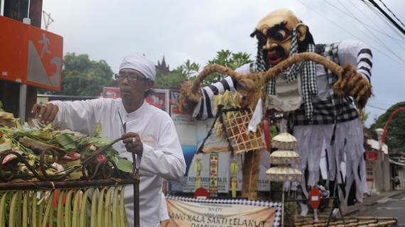 Procesión en la fiesta de Nyepi en Bali : una experiencia para vivir en familia