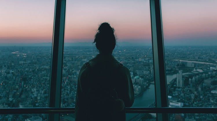 Jeune femme observant la skyline de Tokyo