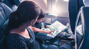 En el avión con los niños