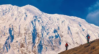 Randonneurs face à l'Annapurna