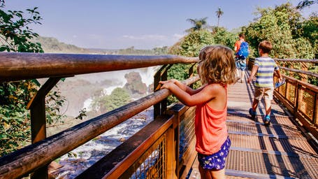 En visite à Iguaçu en Argentine avec ses jeunes enfants