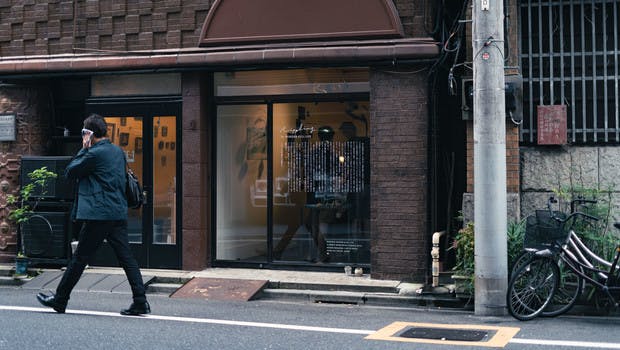 Vue extérieure de la vitrine de la librairie Morioka Shoten à Tokyo