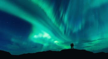 Couple sous une aurore boréale