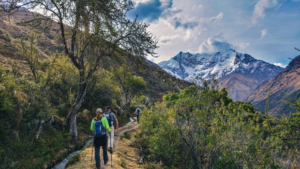 Randonneurs sur la piste du trek du Salkantay
