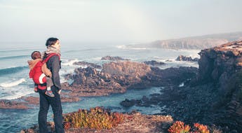 En randonnée avec un porte bébé au Portugal