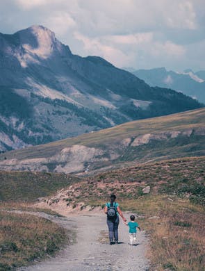 Randonnée en famille à la montagne