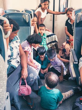Viajando en tren con los locales