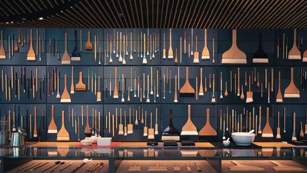 Mur de pinceaux, intérieur de la boutique Pigment à Tokyo