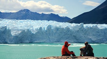 Couple admirant le Perito Moreno