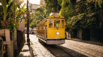 Un tramway dans une rue de Santa Teresa à Rio