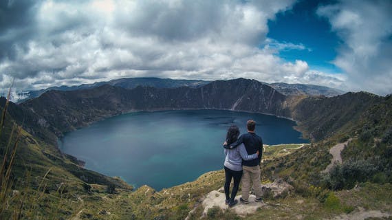 Couple admirant la vue sur un lac de cratère en Equateur