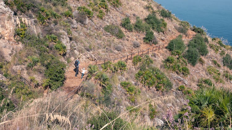 Un homme et son enfant dans la réserve de Zingaro en Sicile