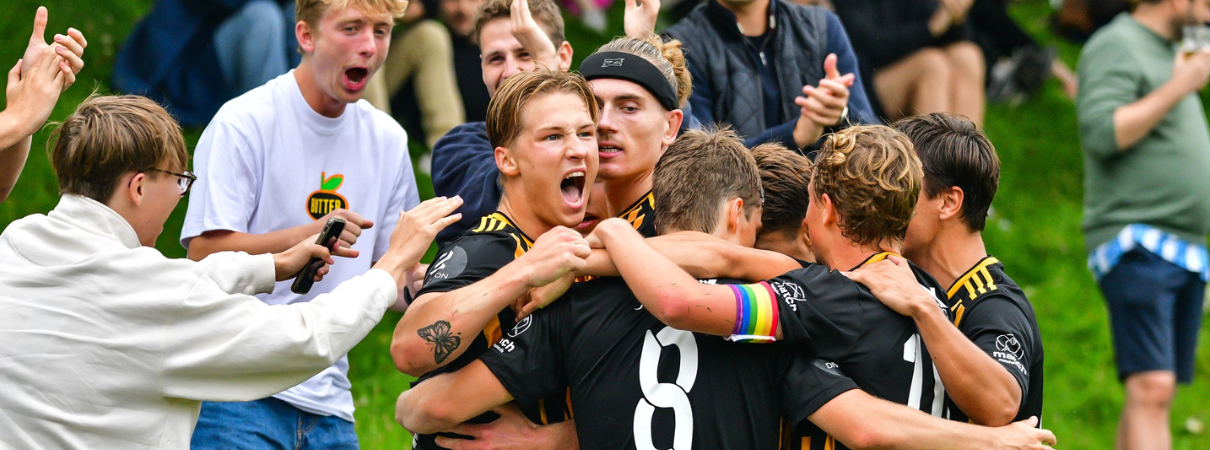 Aarhus Fremad fodboldspillere jubler efter en scoring eller et fremragende resultat af deres billetsalg efter de er indgået samarbejde med Eventbilletten