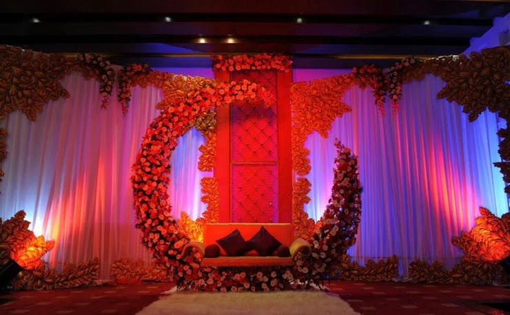 unique wedding decor with red roses