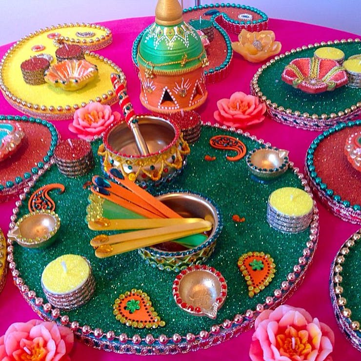 how to decorate mehndi plates at home