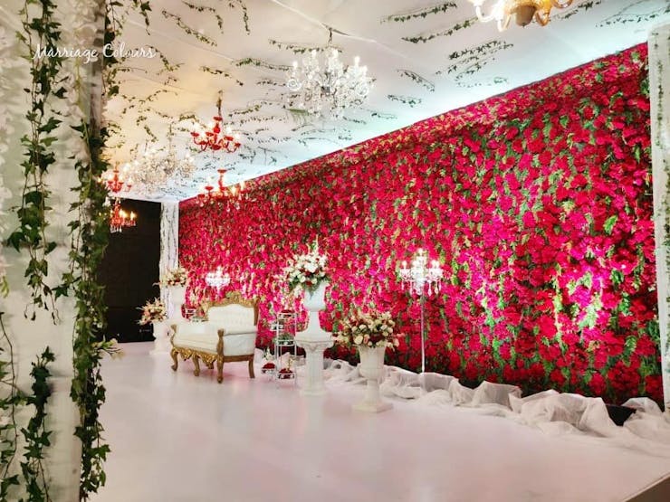 red roses backdrop for wedding stage