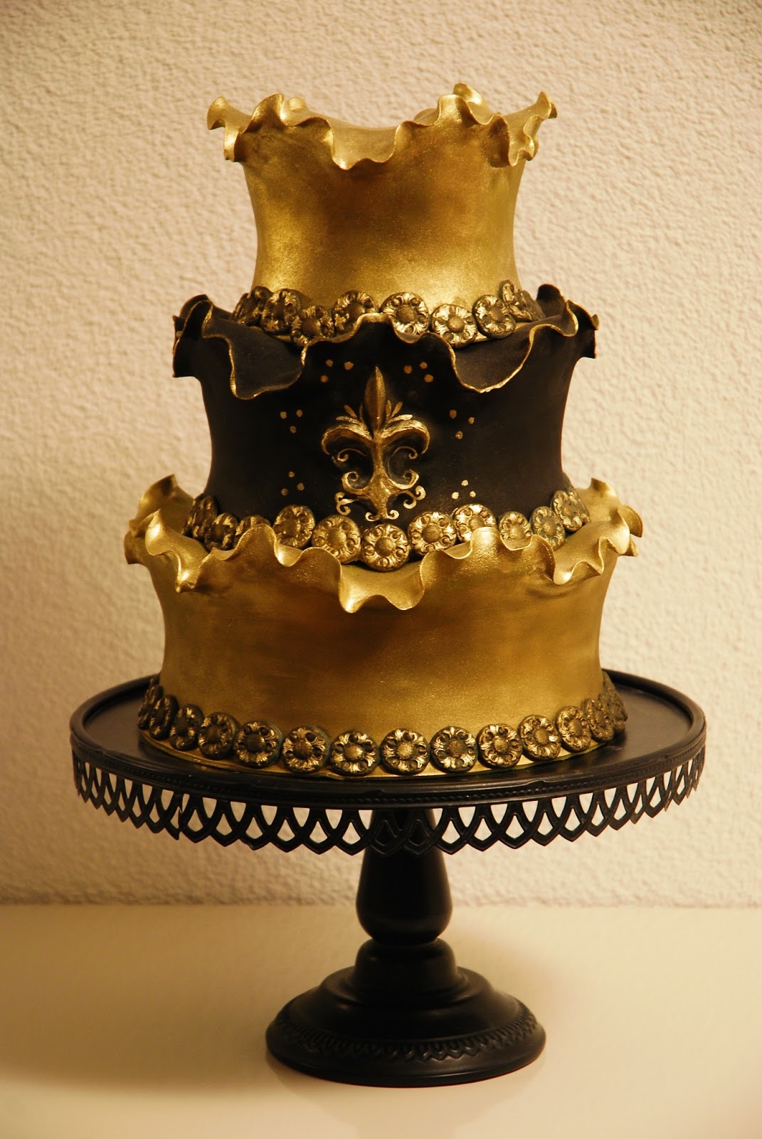 gold engagement cake design