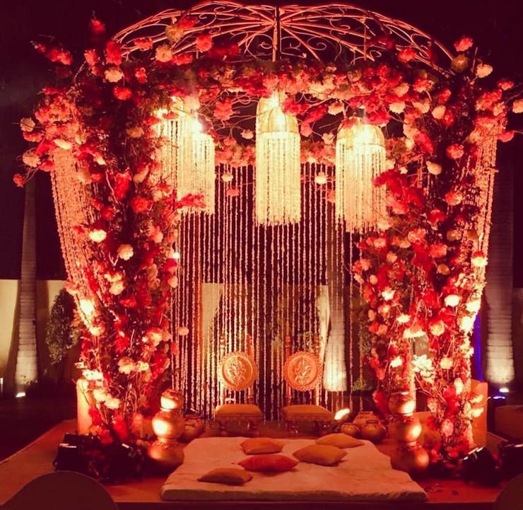 red roses arch for wedding stage