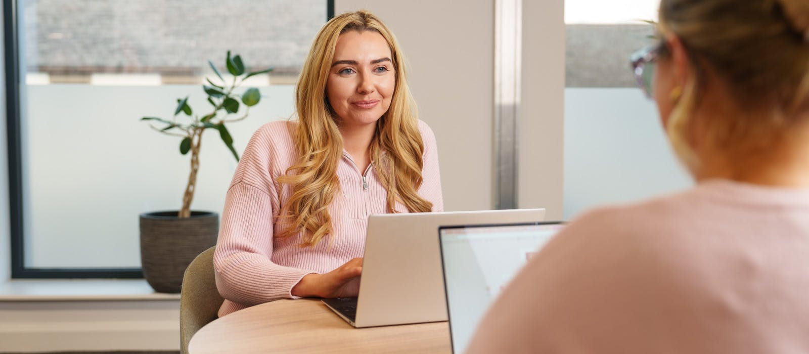 En medarbejder ved en bærbar computer ved et skrivebord