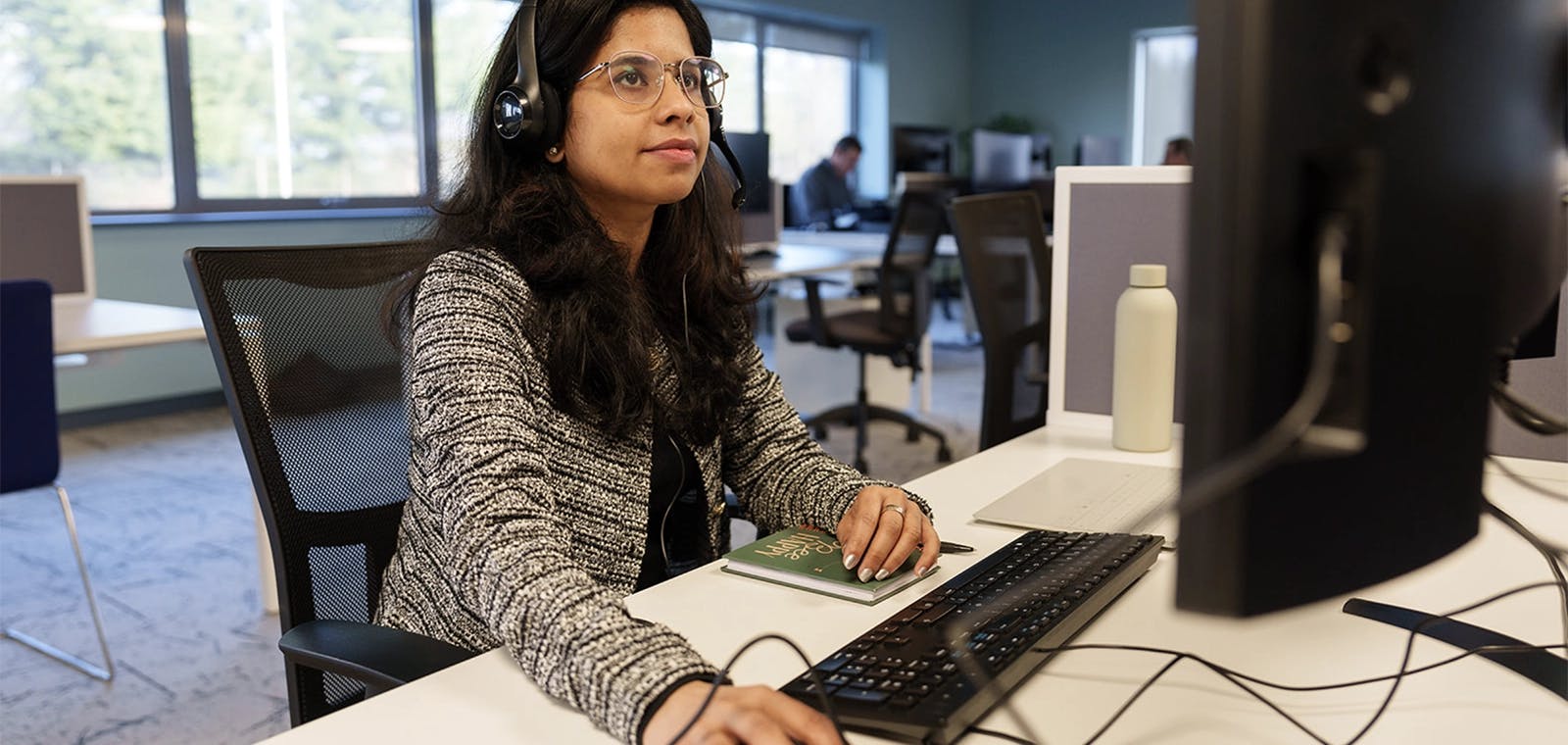 Anställd som arbetar på en dator