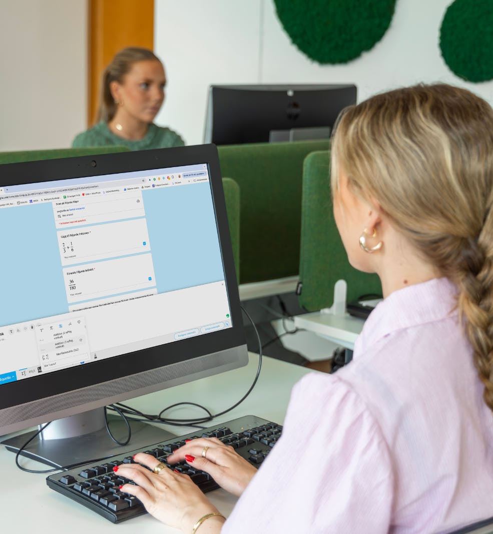 en person bruger equatio formularbygger på en computer i et laboratorium