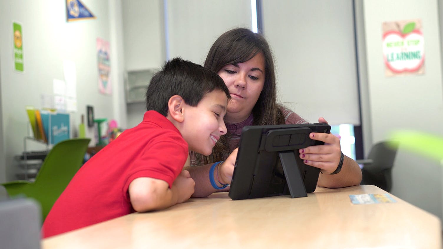 Elev och lärare arbetar tillsammans på surfplatta