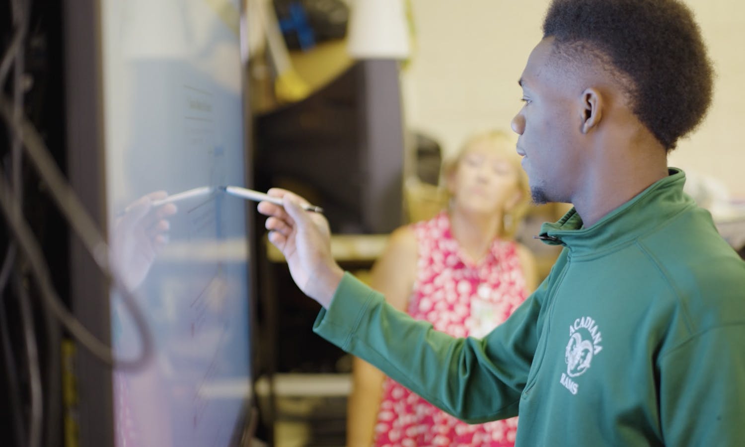 Student som använder digital whiteboard