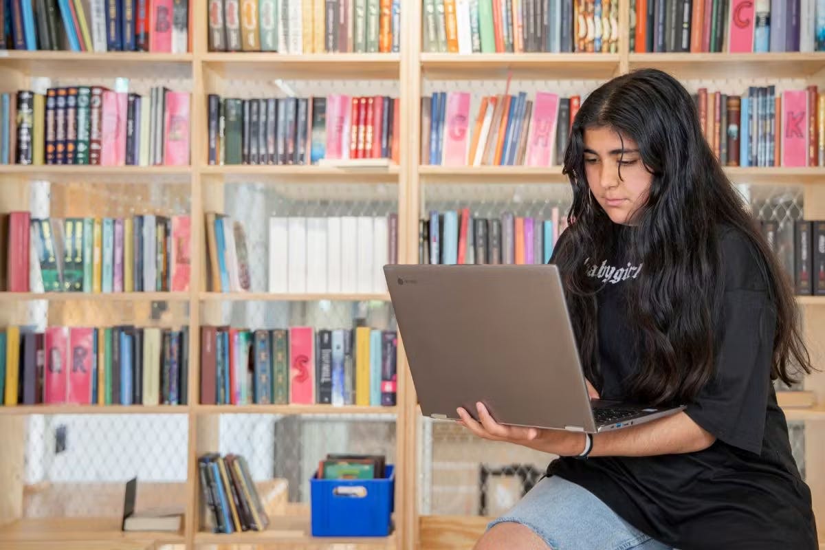 En student som använder en bärbar dator