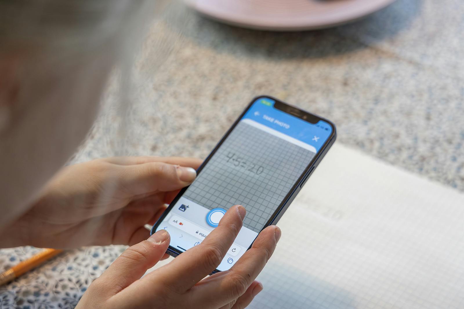 Studerende bruger equatio på en mobilenhed