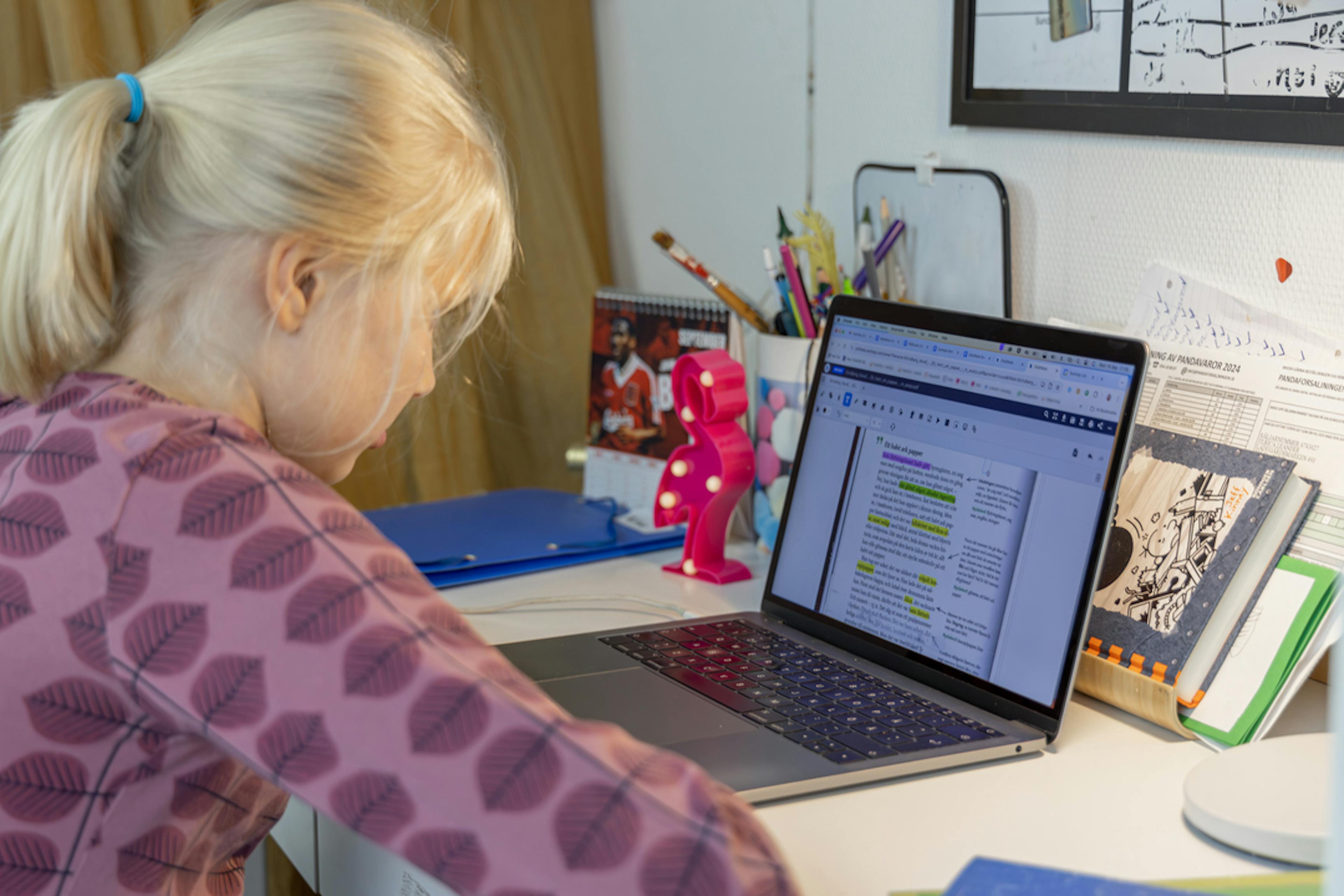 Studerende bruger OrbitNote på en bærbar computer