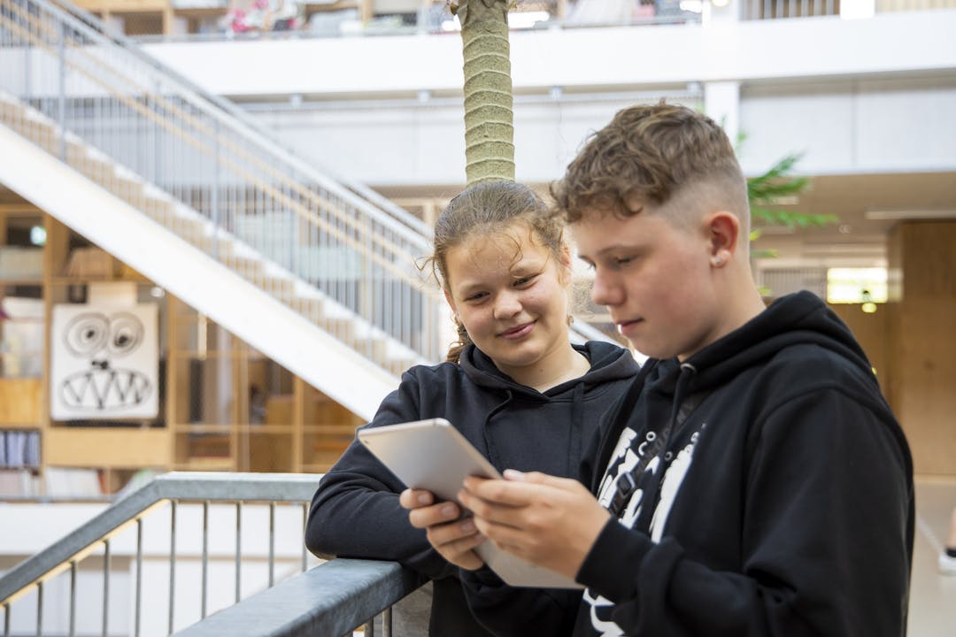 To elever bruger en iPad eller tablet