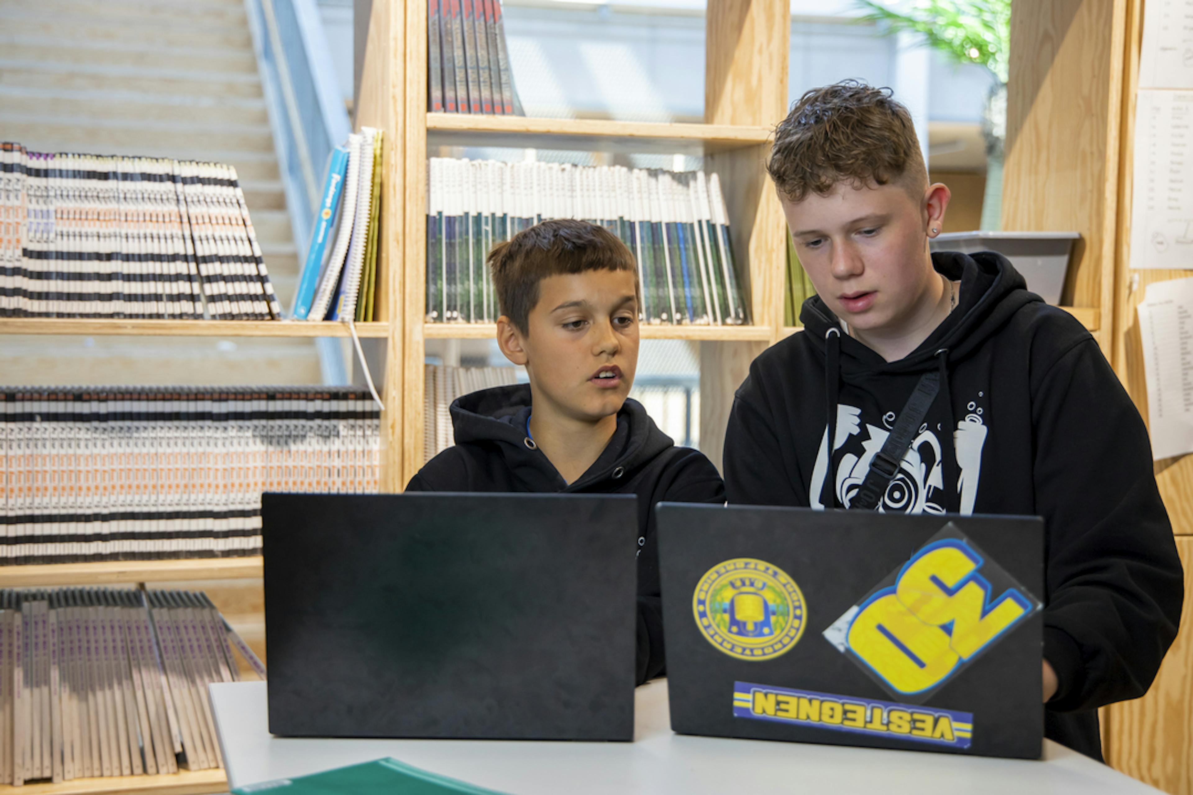 to studerende bruger en bærbar computer