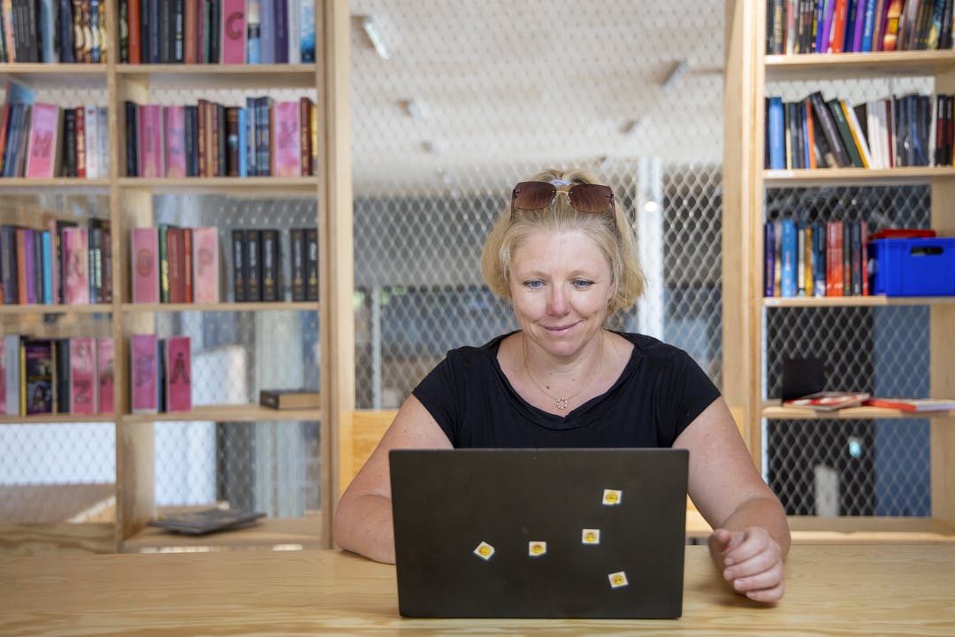 En lærer bruger en bærbar computer