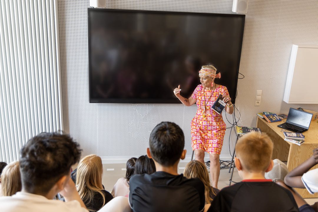 En lærer underviser en klasse med elever