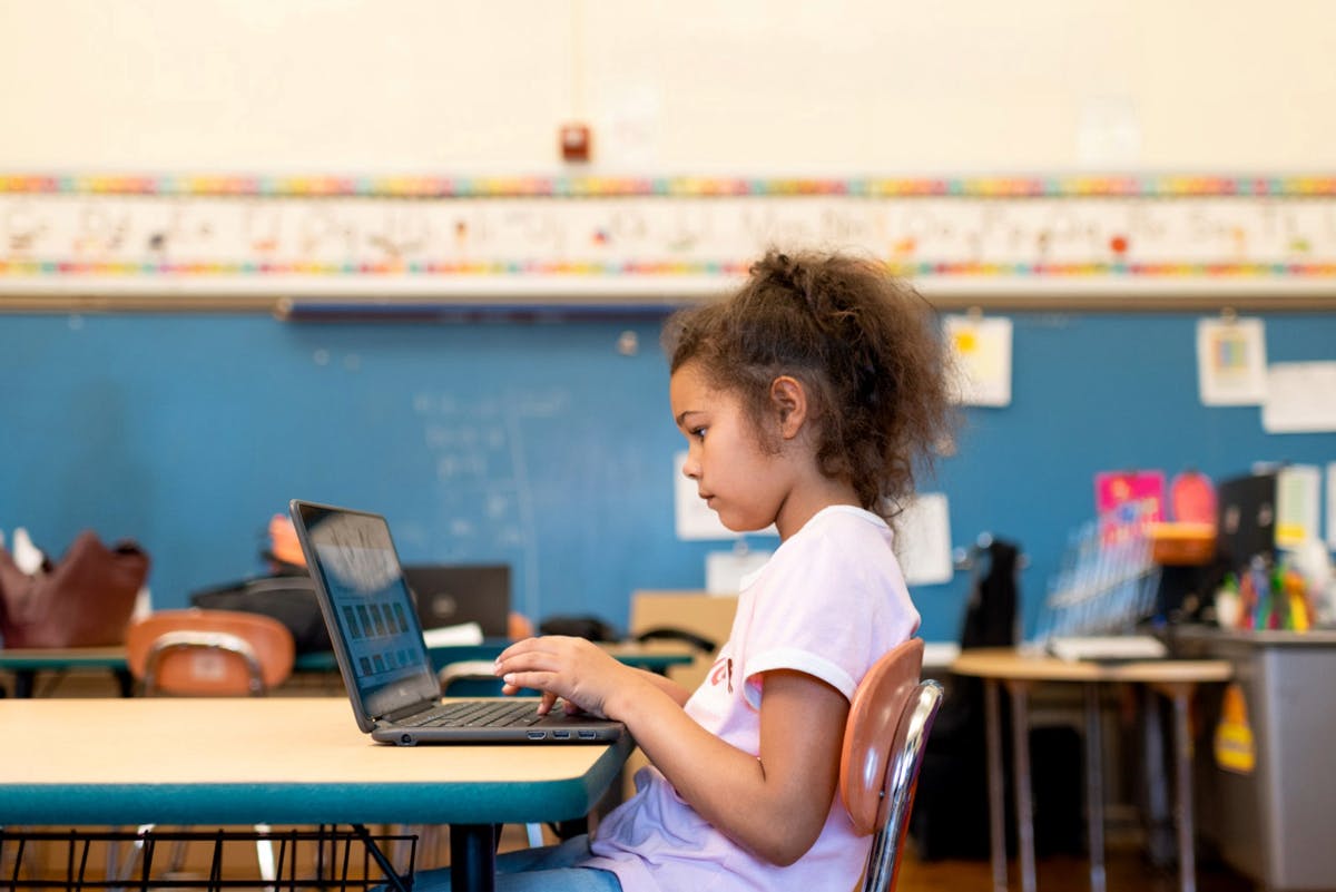 Student som arbetar på en bärbar dator i ett klassrum