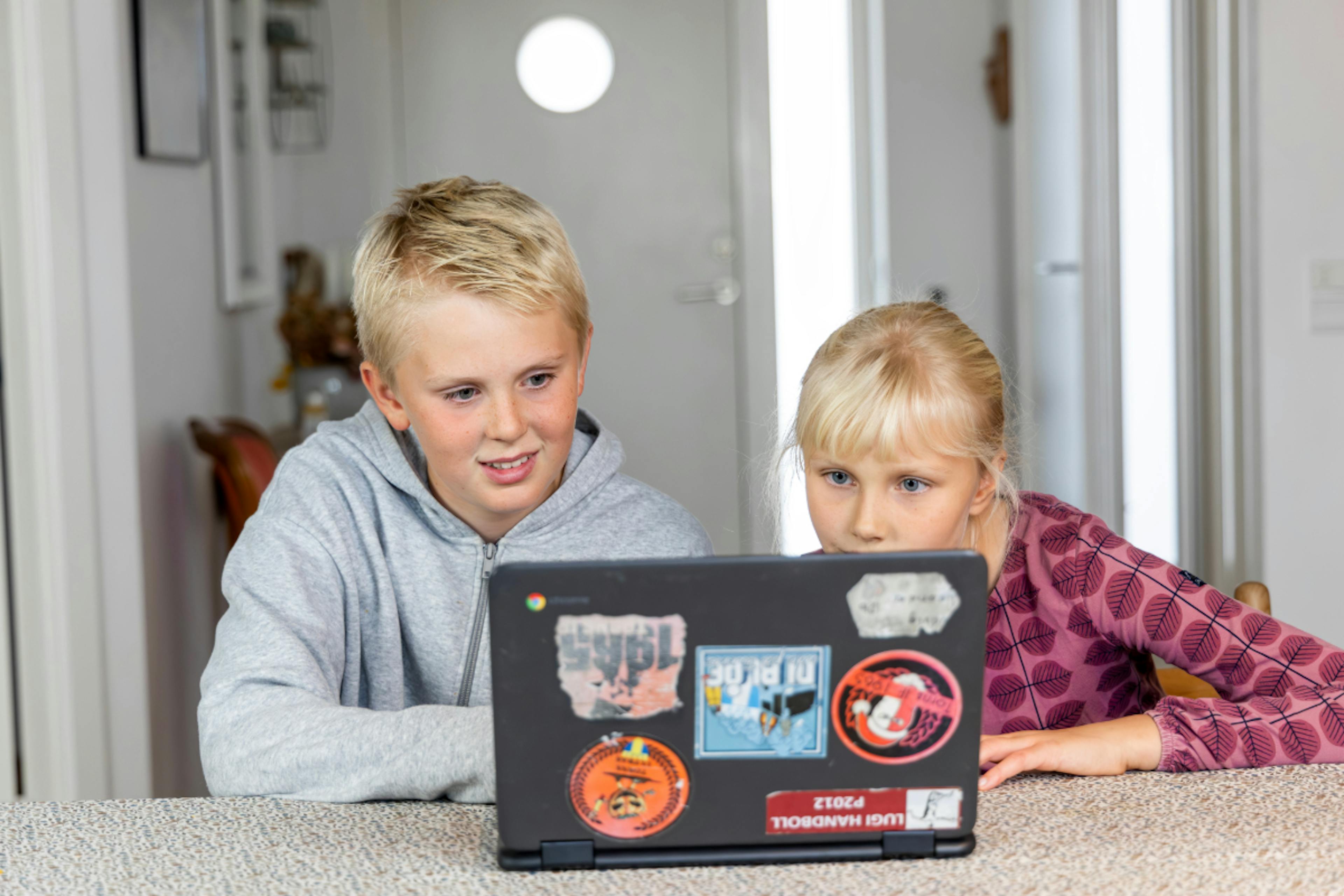Två studenter som arbetar på en bärbar dator