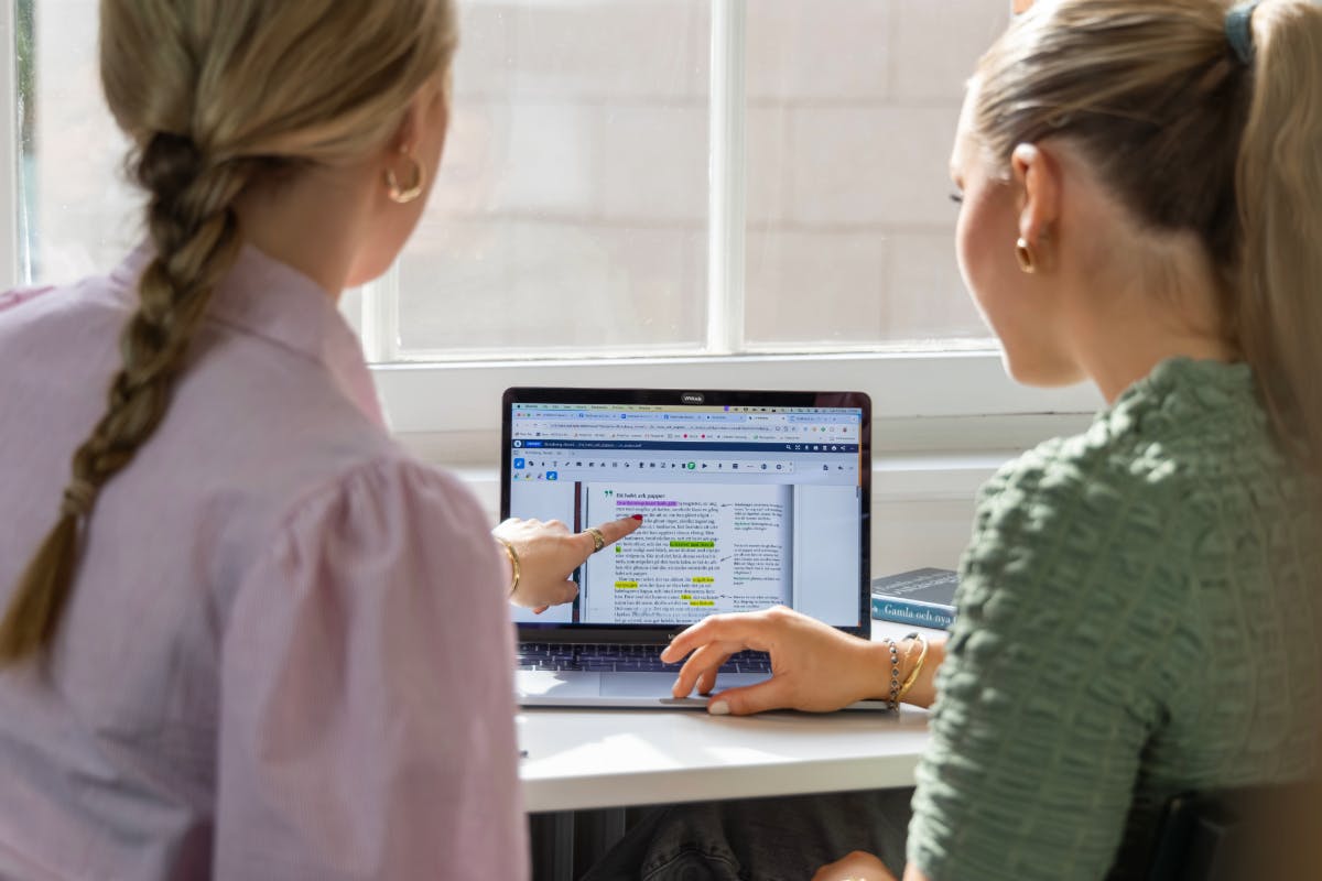 Två studenter som använder OrbitNote