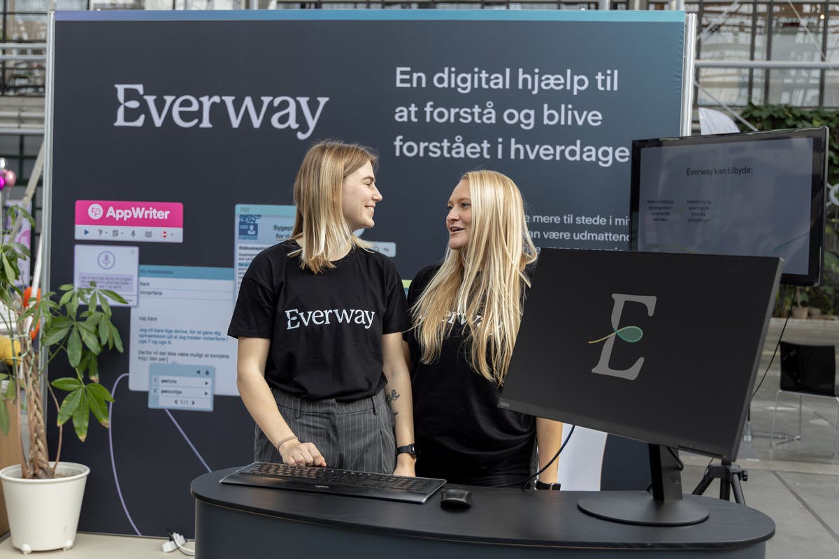 to teammedlemmer ved et arrangement