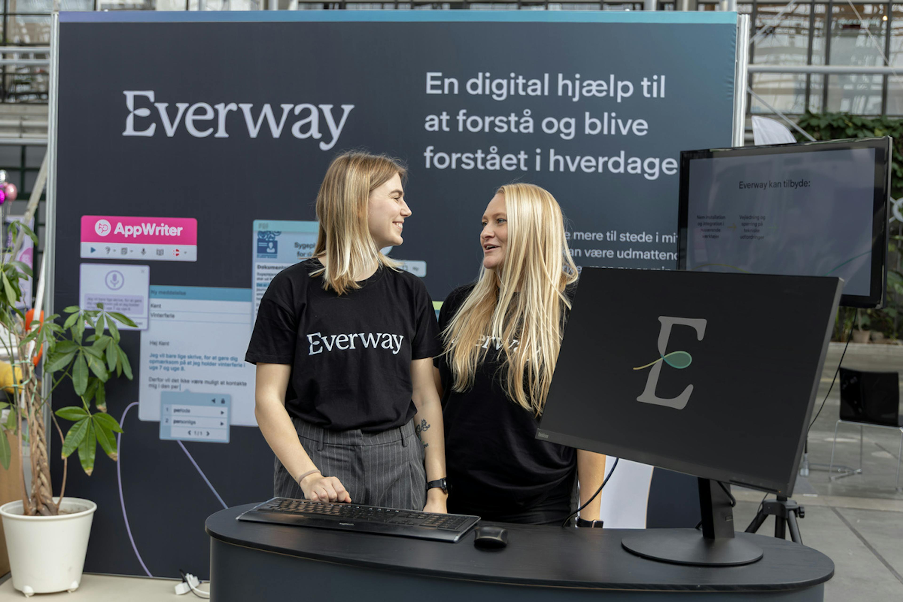 to teammedlemmer ved et arrangement