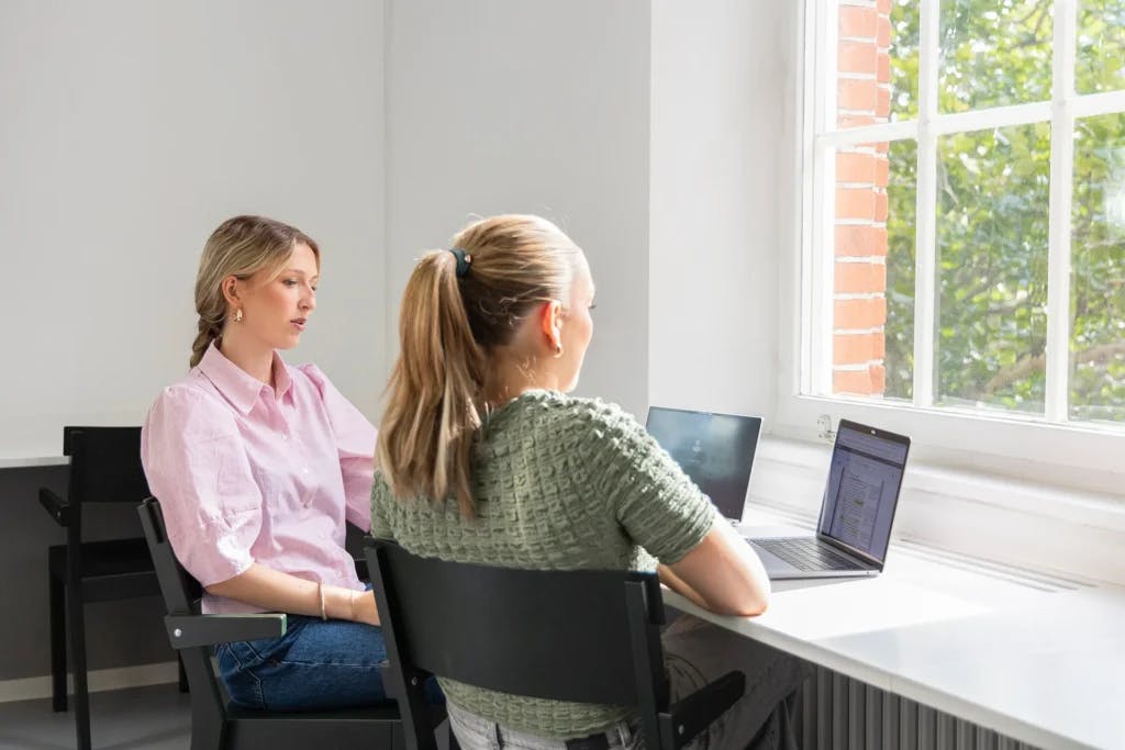 To profesjonelle som bruker en bærbar PC sammen