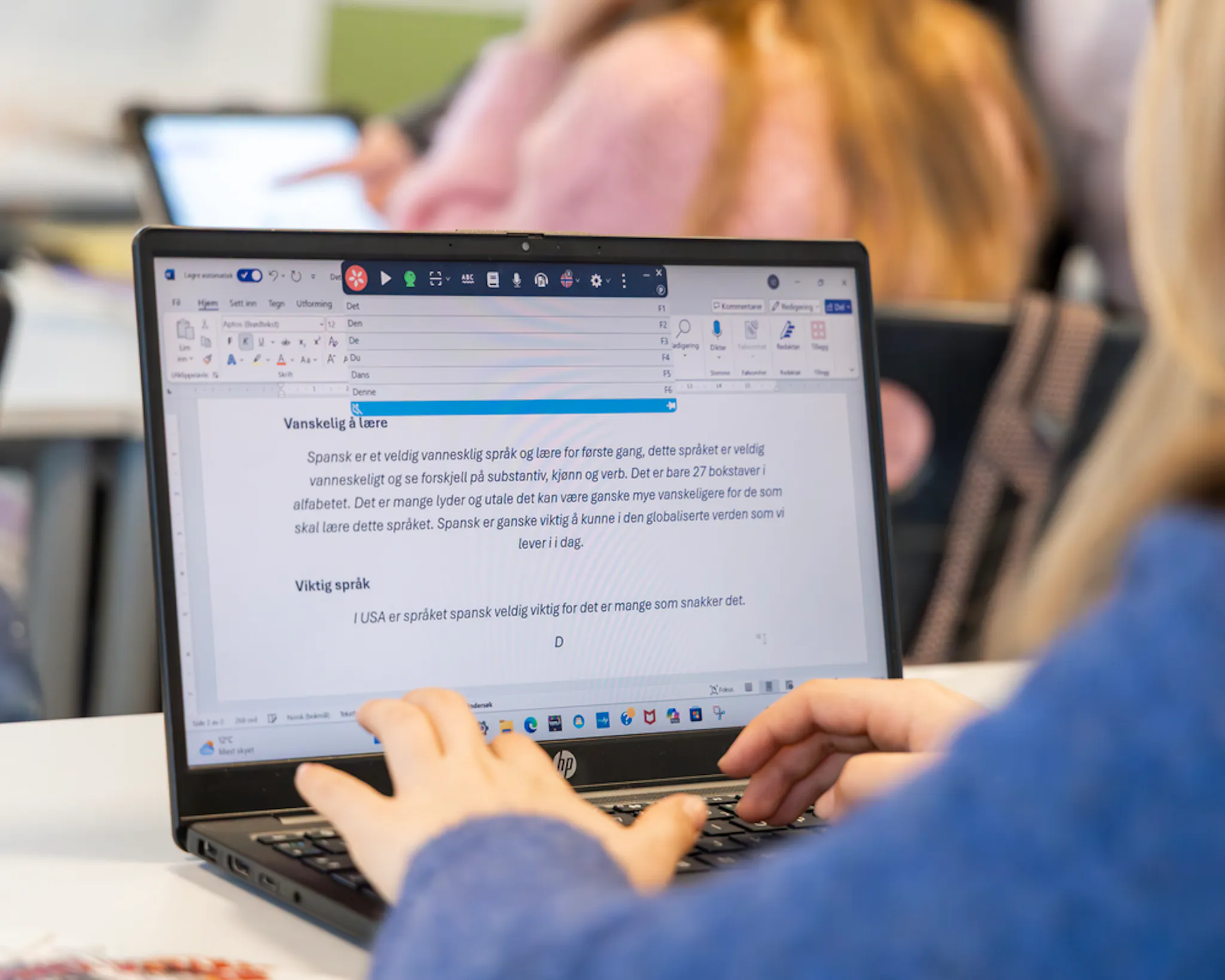 en student som bruker Lingdys på den bærbare datamaskinen sin